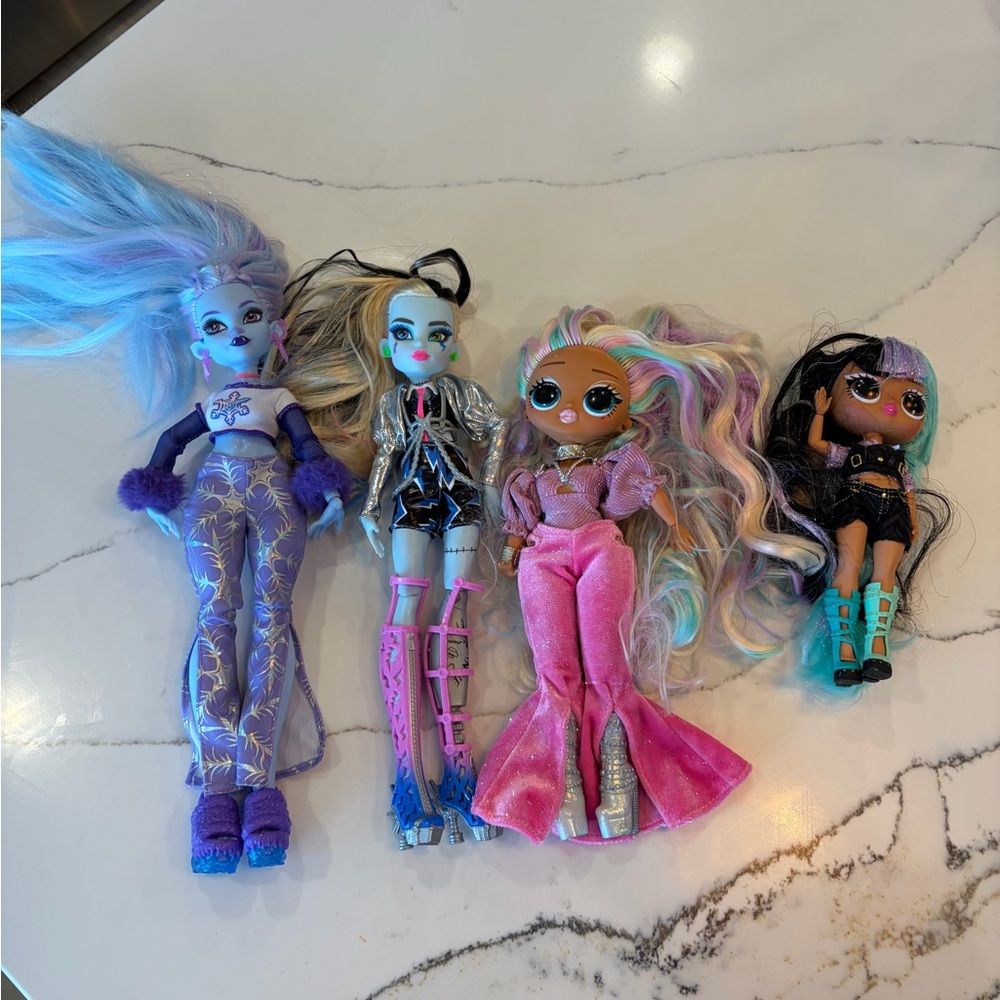 Bundle of 2 Monster High Girls and 2 LoL Surprise Girls. Good Condition.